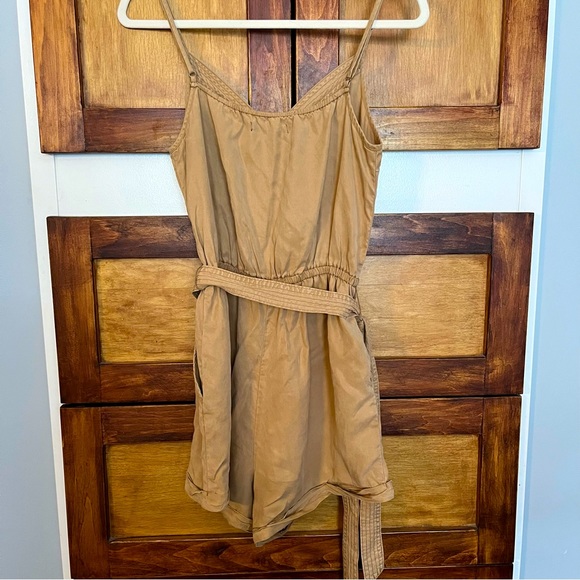 Abercrombie tan romper with pockets - Picture 3 of 3